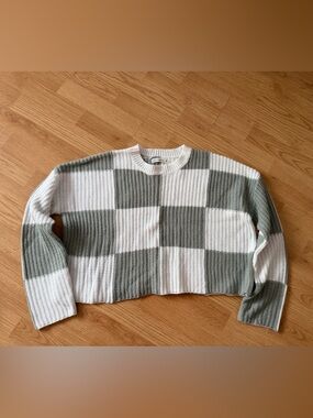 moon & madison Two-Tone Chunky Knit Sweater in White and Sage